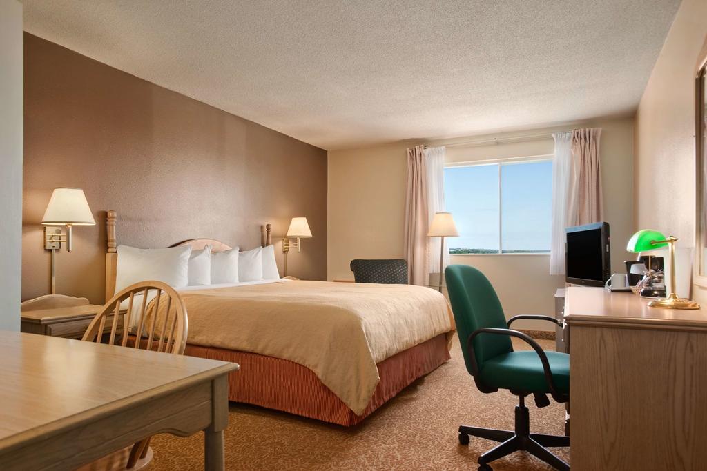 Country Inn & Suites Dartmouth Bagian luar foto