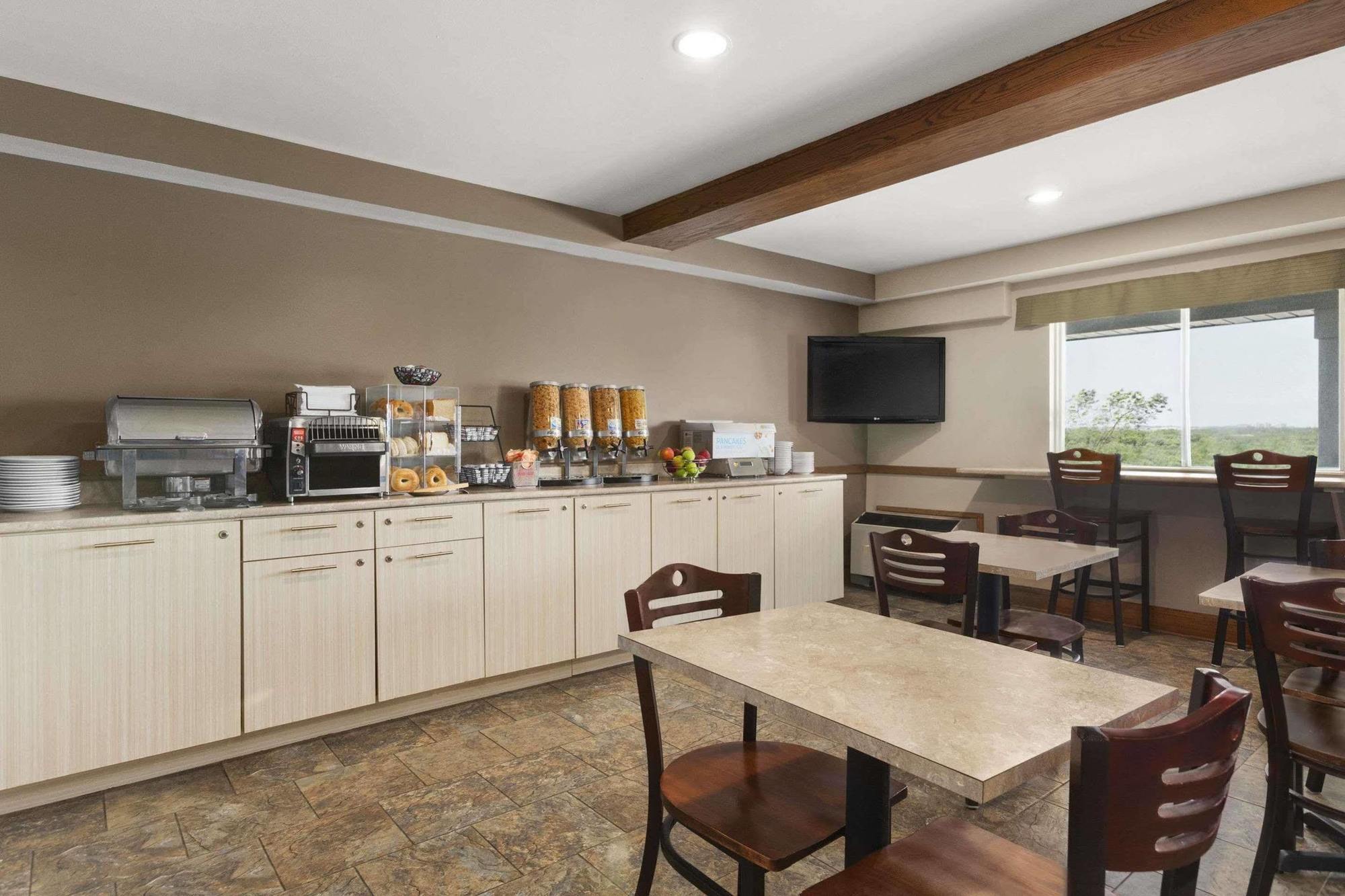 Country Inn & Suites Dartmouth Bagian luar foto
