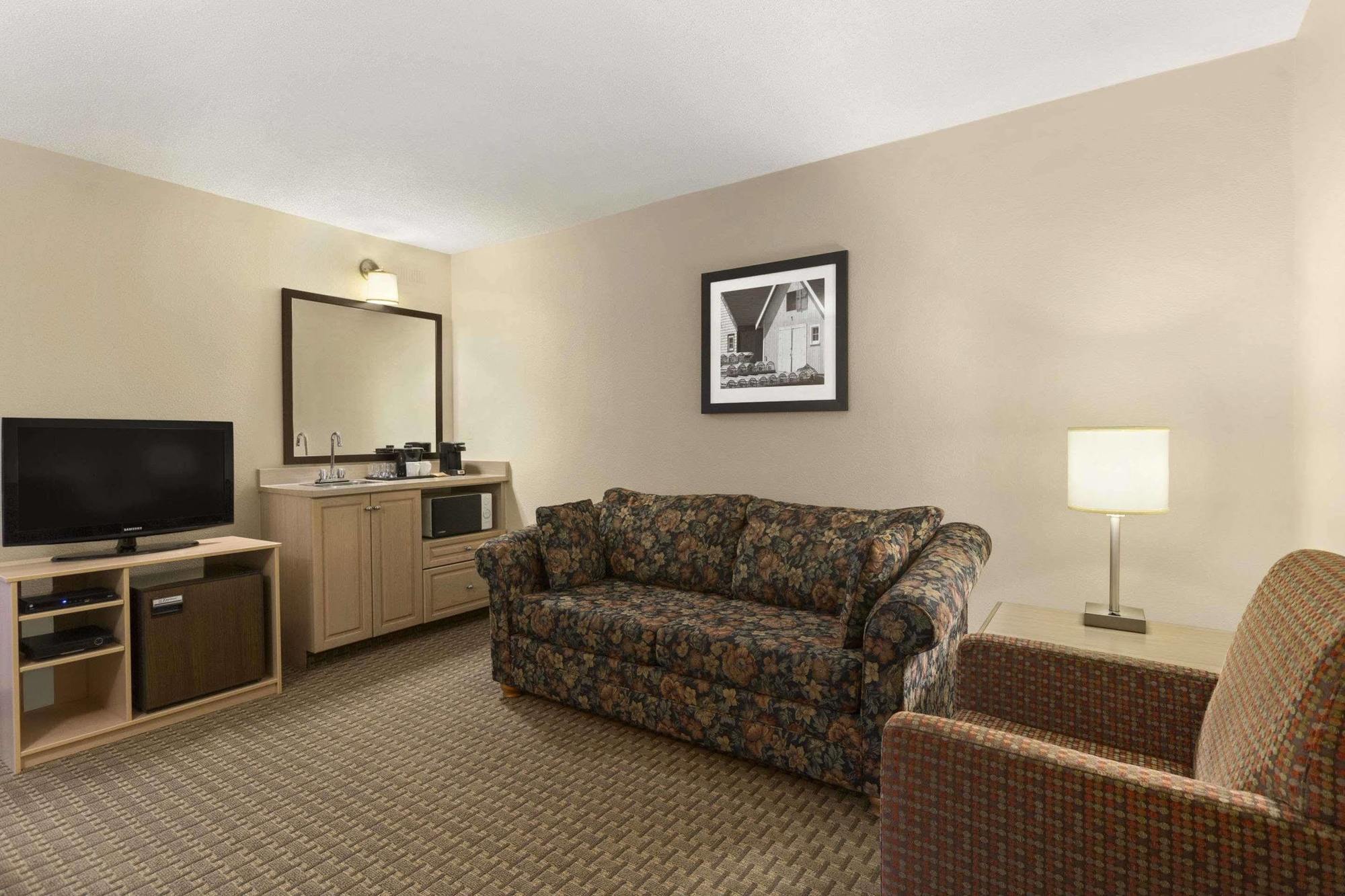 Country Inn & Suites Dartmouth Bagian luar foto